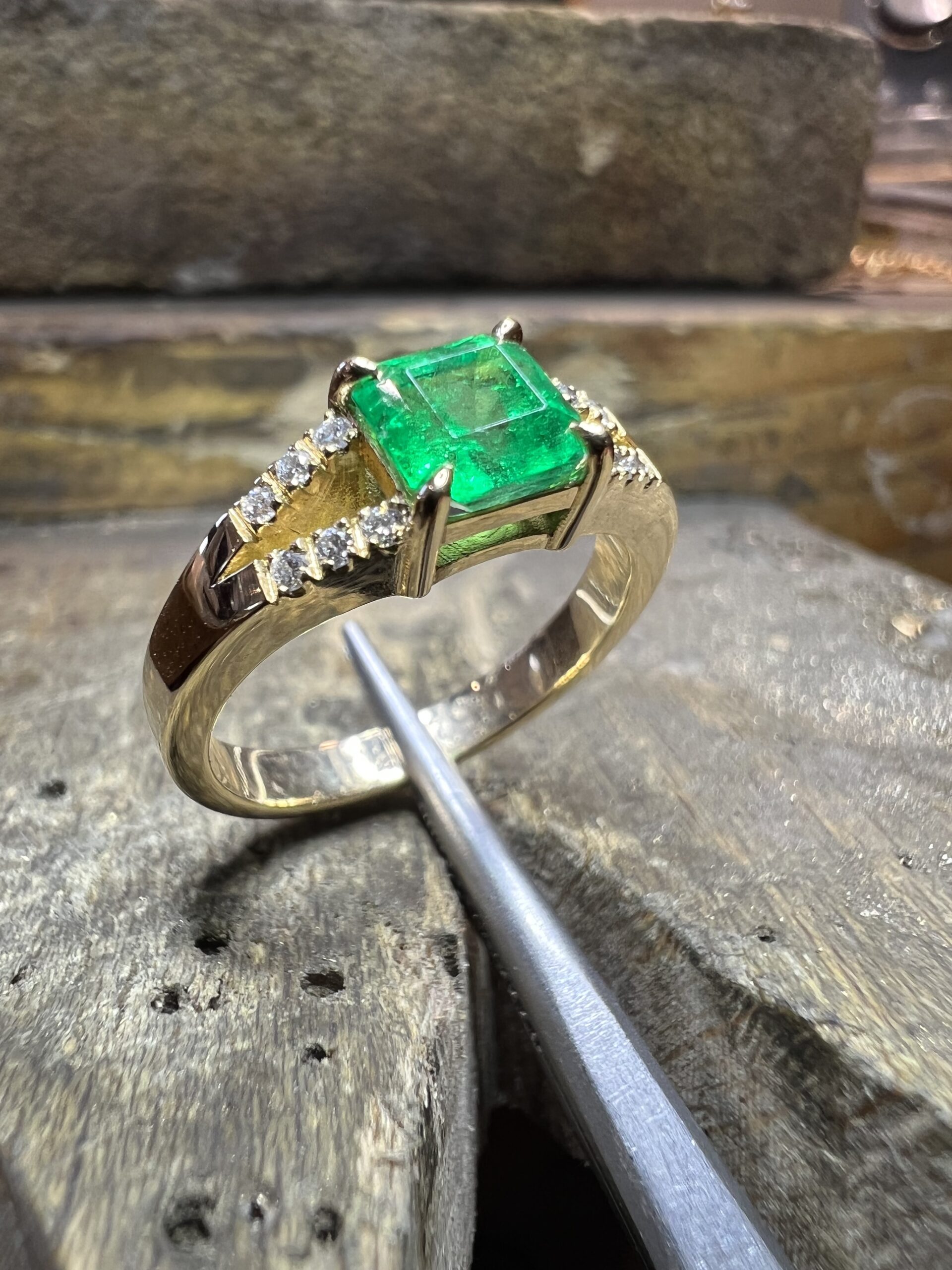 Bague or jaune, émeraude et diamants