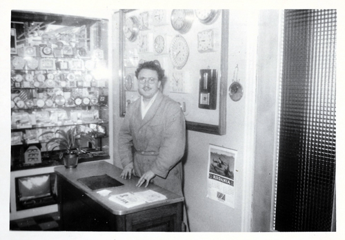 Jean- Claude dans l’extension du magasin en 1956